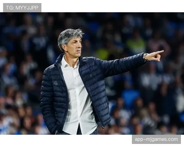 温情时刻：看台上的马竞小球迷高举标语为患病队友加油