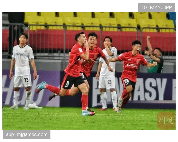 终场哨响，成都蓉城球员相拥庆祝继续领跑积分榜